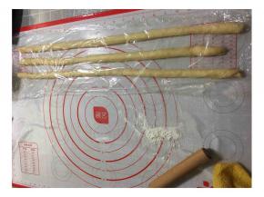 揉好的三根长条静止15分钟