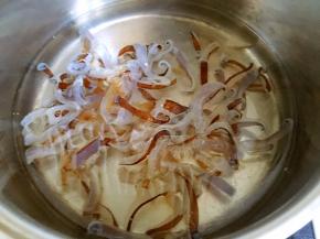 海蜇用热水烫一下捞出沥干水分