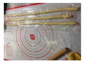 将每个面团都揉成圆形的长条中。