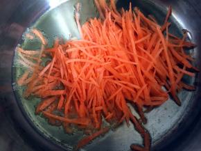 锅内放油烧至五成热，放入胡萝卜丝炒熟盛出