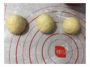 将发酵好的面团分成三个（每个约157克），静止15分钟。