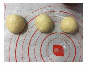 将发酵好的面团分成三个（每个约157克），静止15分钟。