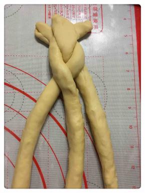 将三根面条像编辫子一样编好