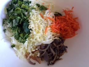 所有食材放入碗中