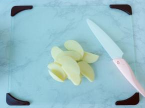 把苹果切片备用