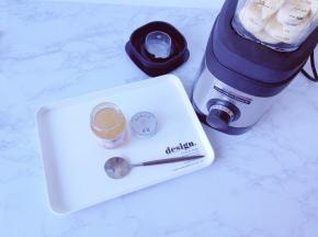 把苹果香蕉倒入破壁机里，再加入白桃酱