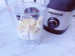 再倒入牛奶，把料理杯放入机器中