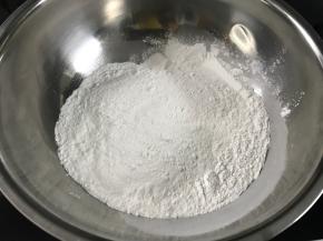 把粉类混合均匀。