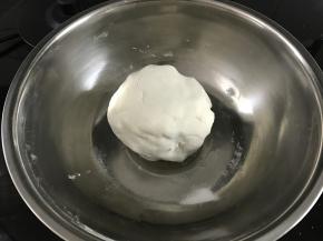 加入开水揉成软硬合适的面团。