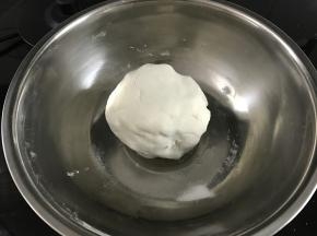 加入开水揉成软硬合适的面团。