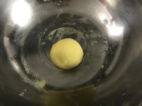 取70克米粉团加入黄色果粉揉成团。