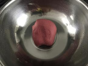 取200克左右的米粉团加入红曲粉揉匀。