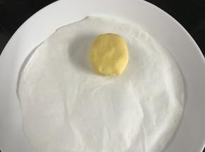 用黄色的米粉团做圣诞老全的头部。