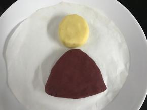 用红色的米粉团做圣诞老人的身体和帽子。