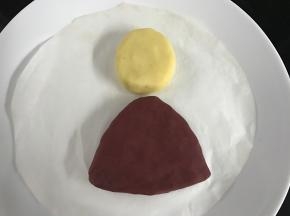 用红色的米粉团做圣诞老人的身体和帽子。