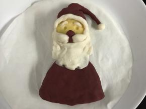 用原色的米粉团装饰圣诞老人的胡子和眉毛。