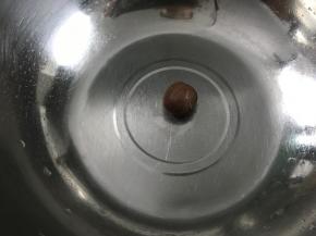 取少许米粉加入可可粉揉成小团。