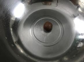 取少许米粉加入可可粉揉成小团。