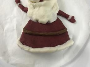 用可可米粉团做眼睛和衣服的装饰。