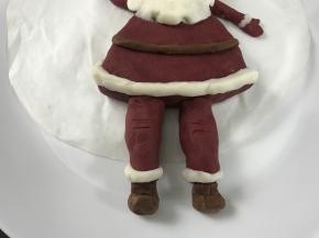 再装上圣诞老人的腿和靴子。