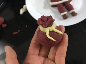 再用红色米粉团做圣诞老人的大口袋。