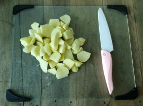 土豆切滚刀块备用