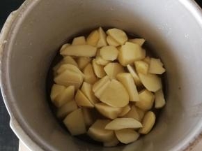 把土豆放入高压锅里，加入少许的清水，加盖大火上气3分钟即可