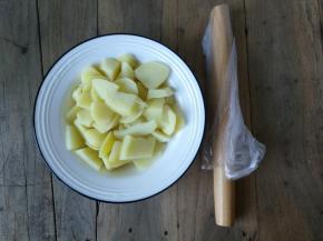 土豆捞起，冷开水冲洗下浮沫，备一根擀面杖套上保鲜袋可以捣碎土豆