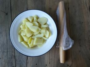 土豆捞起，冷开水冲洗下浮沫，备一根擀面杖套上保鲜袋可以捣碎土豆