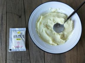 再倒入青柠沙拉汁，非常推荐加青柠沙拉汁，无可替代