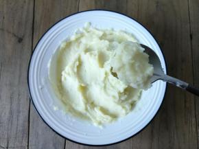 均匀搅拌成这样的胶状才行，太稀也是不行的