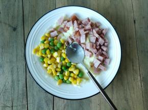 把玉米青豆，火腿全部放入，最后一次搅拌均匀就可以食用