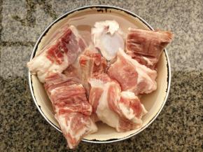 先把棒骨冲洗几遍，泡至无血水，沥干备用