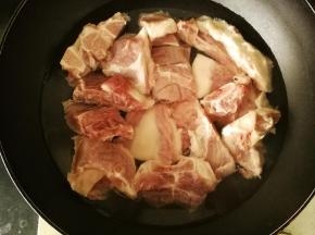 棒骨冷水下锅，煮沸出现血沫即可