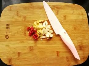 与此同时，可以切好姜蒜，辣椒备用