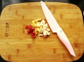 与此同时，可以切好姜蒜，辣椒备用