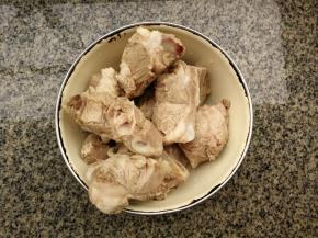 冷水冲去血沫，沥干备用，必须沥干