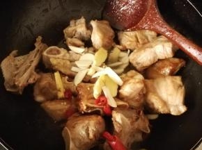 把姜蒜，辣椒倒入翻炒，出香味