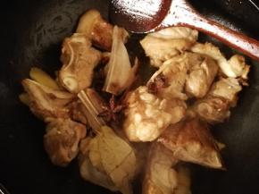 再放入桂皮 八角 香叶也炒出香味