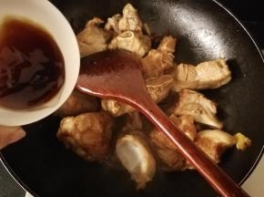 倒入黄酒翻炒接着倒入蚝油继续翻炒