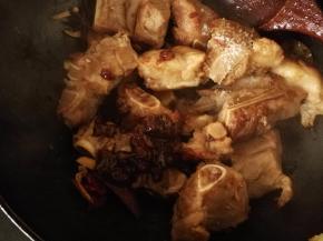 把黄豆酱倒入翻炒，觉得黄豆酱不够咸，可以适当加入一点盐