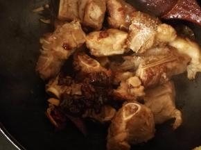 把黄豆酱倒入翻炒，觉得黄豆酱不够咸，可以适当加入一点盐