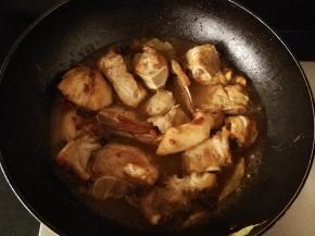 倒入适量的清水，开大火煮沸锅中食材