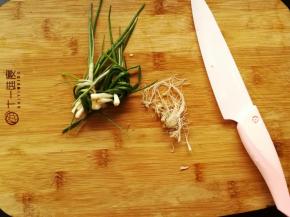 与此同时，把小葱根须切掉，打结备用