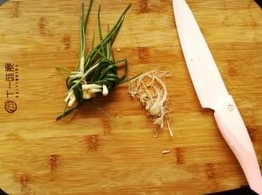 与此同时，把小葱根须切掉，打结备用