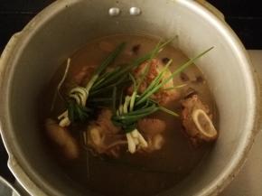 把葱结放入，加盖开大火上气10分钟，转小火10分钟，再转大火10分钟即可