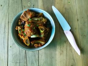 等高压锅出气完，出锅，撒上葱花就可以食用了