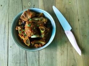 等高压锅出气完，出锅，撒上葱花就可以食用了