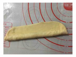 从下往上卷起，或从上往下卷都可以。