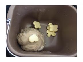 将揉好的面团再加入40克黄油，继续揉面15-20分钟，最后几分钟注意观察面团的手套膜情况。